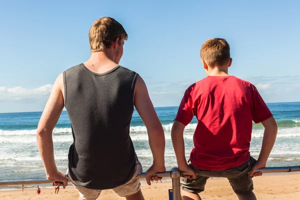Юные мальчики сидят пляж океан — стоковое фото