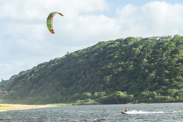 Kite surfen water lagune strand — Stockfoto