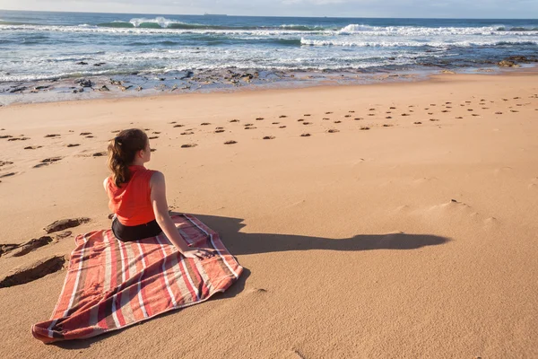 Chica playa sentado toalla vacaciones — Foto de Stock