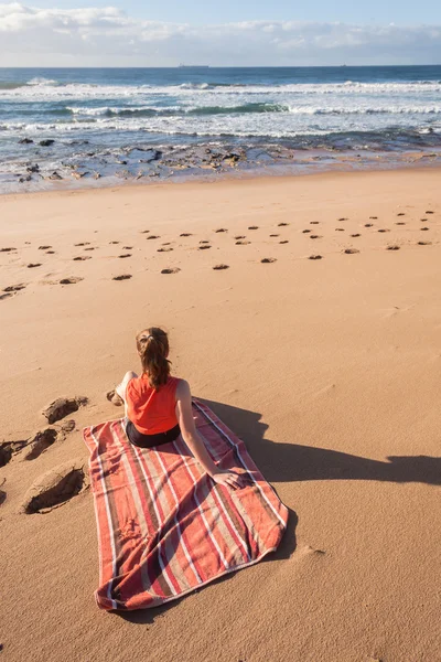 Flicka stranden sitter handduk semester — Stockfoto