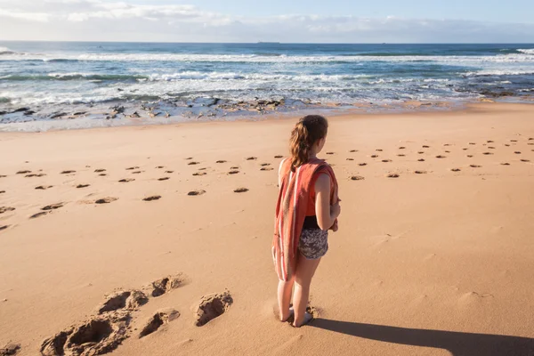 Chica arrecifes de playa explorar —  Fotos de Stock