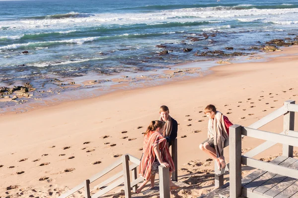 Girl  Boys Stairs  Beach Ocean — Stock Photo, Image