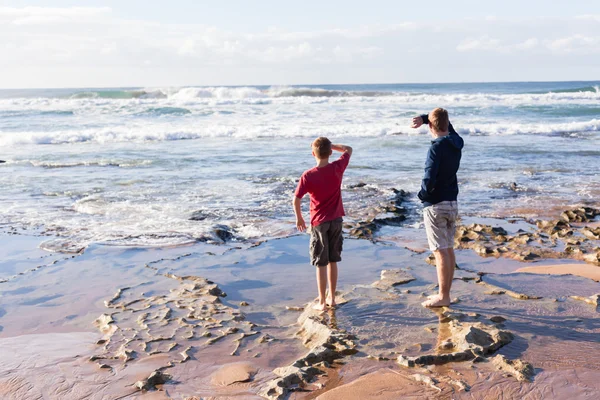 Teen boys plaj resif keşfetmek — Stok fotoğraf