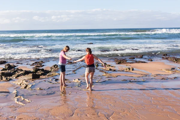 Mère fille plage récifs explorer — Photo