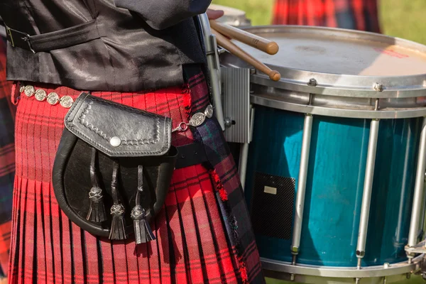 Шотландские пайперсы барабанят и играют — стоковое фото