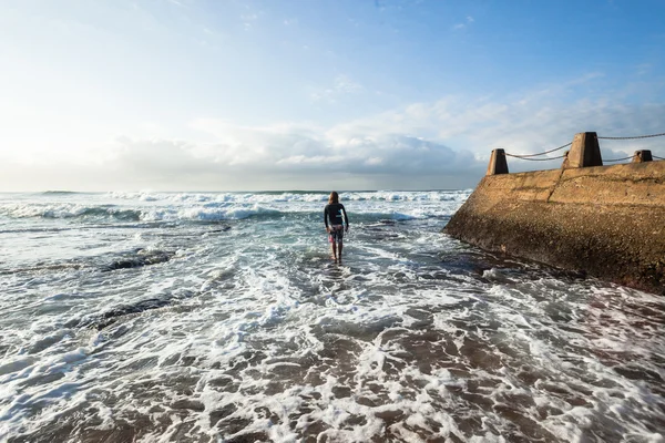 Surfer Entering Waves Ocean — Stock Photo, Image