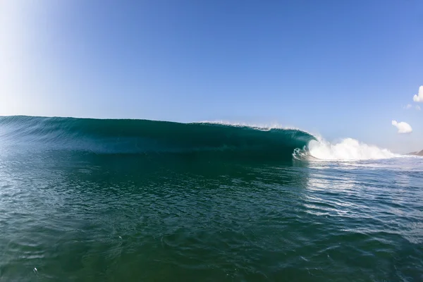 Rompiendo olas rompiendo el agua azul — Foto de Stock