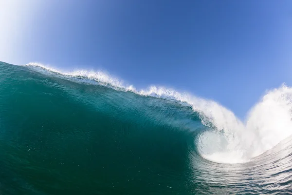 Des vagues cassant s'écraser l'eau bleue — Photo