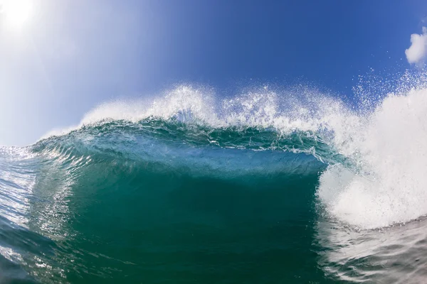 Des vagues cassant s'écraser l'eau bleue — Photo