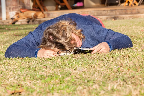 Frau Buch Schlaf Schläfchen Gras — Stockfoto