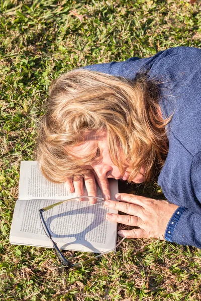 Vrouw boek slaap NAP-gras — Stockfoto