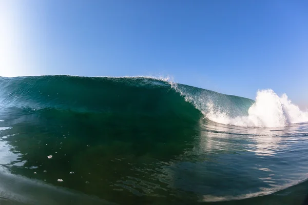 Onda oceano dentro de água Bater oco azul — Fotografia de Stock