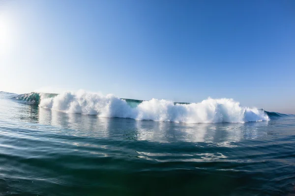Mavi Beyaz su güç çökmesini dalga — Stok fotoğraf