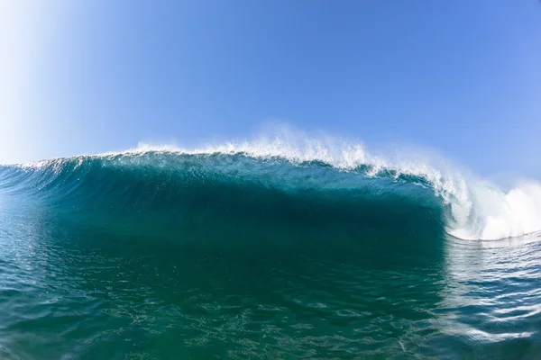 Ocean blue gürültüyle çarpmak içinde dalga deniz — Stok fotoğraf
