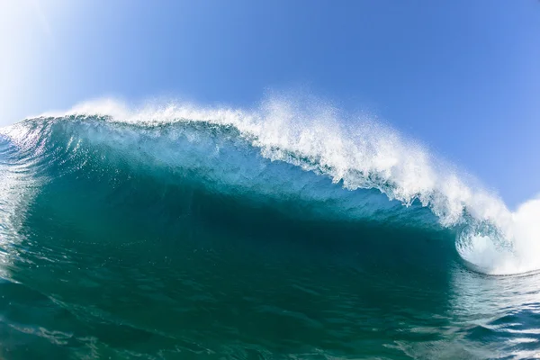 Ocean blue gürültüyle çarpmak içinde dalga deniz — Stok fotoğraf