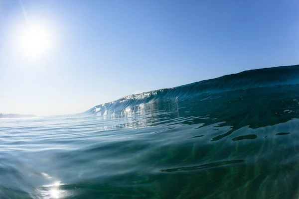 Θαλάσσιο κύμα/τσουνάμι Ωκεανού μέσα συντρίβεται μπλε — Φωτογραφία Αρχείου