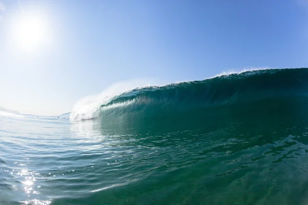 Ocean blue gürültüyle çarpmak içinde dalga deniz — Stok fotoğraf