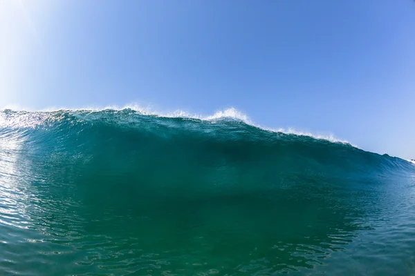 Oceán Mořská vlna uvnitř shazovat modrá — Stock fotografie