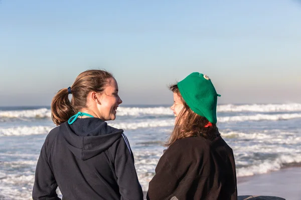 Девочки-подростки, повисшие на пляже — стоковое фото
