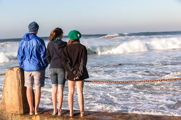 Adolescentes cuelgan hacia fuera olas de playa de la piscina — Foto de Stock