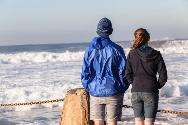 Adolescents accrocher piscine plage vagues — Photo