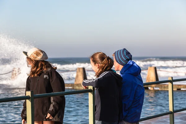 Adolescentes cuelgan hacia fuera olas de playa de la piscina — Foto de Stock