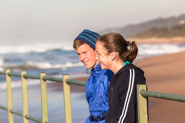 Adolescentes Sair Piscina Ondas de praia — Fotografia de Stock