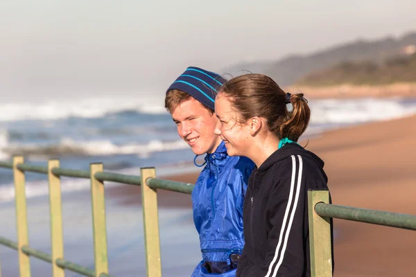 Adolescents accrocher piscine plage vagues — Photo