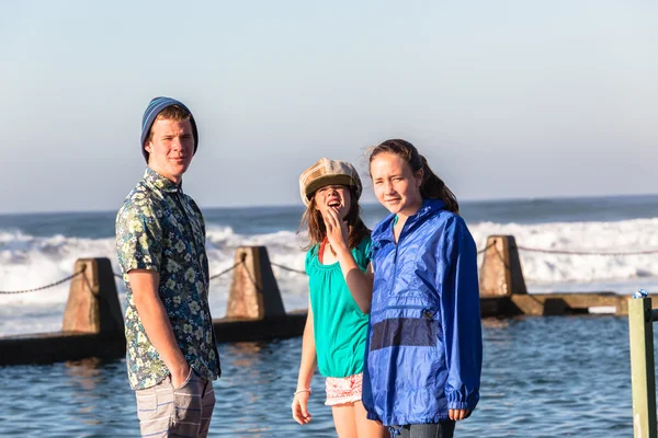 Adolescents accrocher piscine plage vagues — Photo