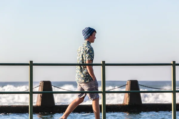 Tonåring umgås pool stranden titta på vågorna — Stockfoto