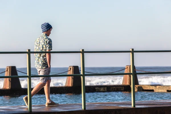 Adolescente pendurado para fora piscina praia assistindo ondas — Fotografia de Stock