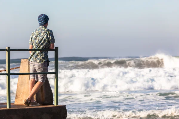 Adolescente colgando fuera piscina playa viendo olas —  Fotos de Stock