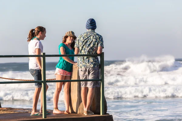 Teenagers Hang Out Pool Beach Waves — Stock Photo, Image