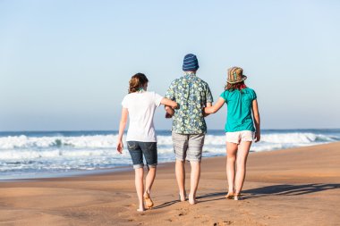 genç oğlan kız plaj dalgalar asılı