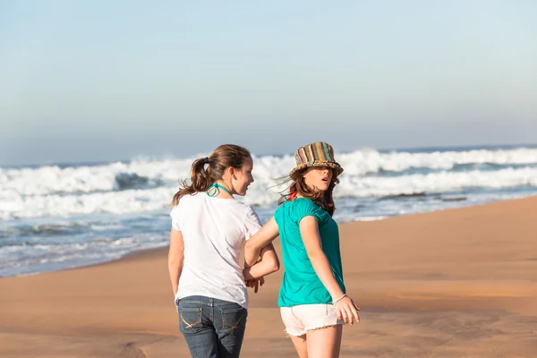 Genç kızların plaj dalgalar asılı — Stok fotoğraf