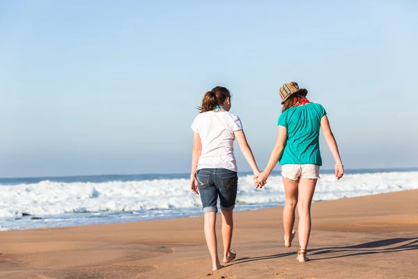 Tonåring flickor umgås stranden vågor — Stockfoto