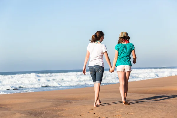 Teen Girls  Hanging Out Beach Waves — Stock Photo, Image