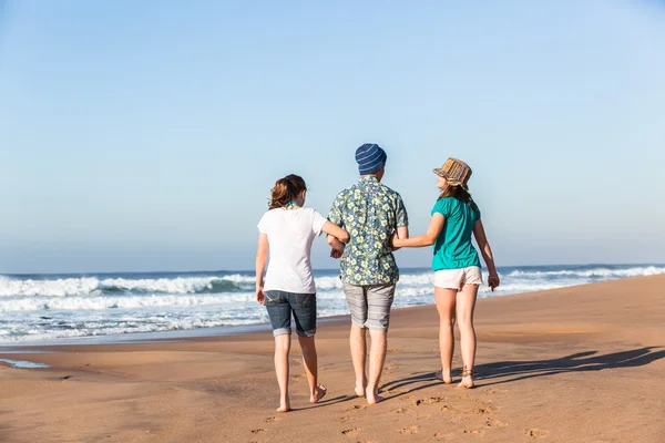 Teen pojke flickor umgås stranden vågor — Stockfoto