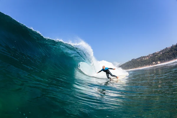 Surfař surfování jezdí modrá vlna vody — Stock fotografie