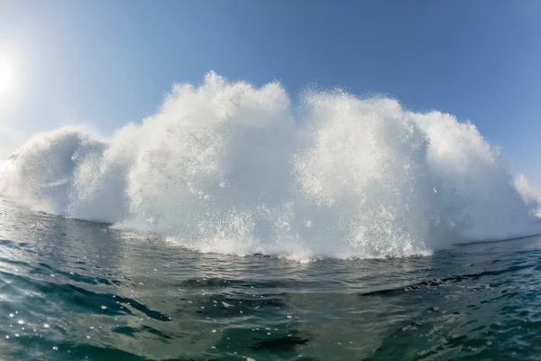 Wave simning exploderande kraschar White Water — Stockfoto