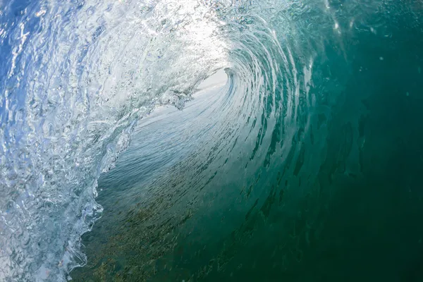 Внутри океанской вейв-трубки — стоковое фото