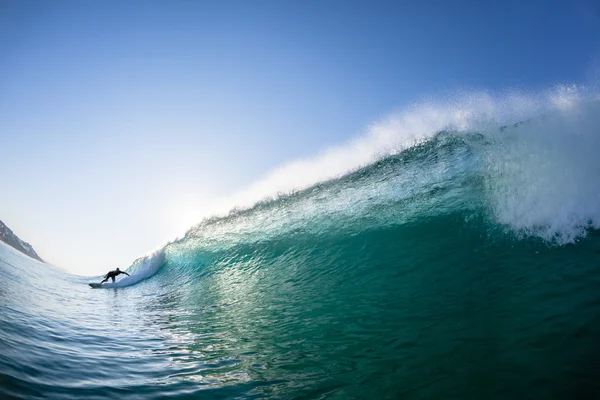 Surfing Menerjang Gelombang Surfer Air Renang — Stok Foto