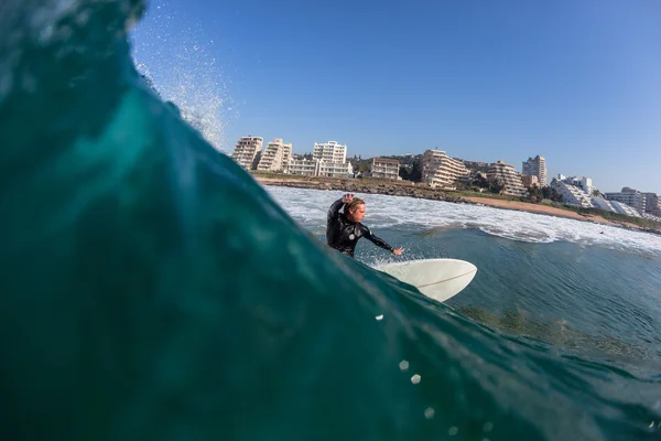Sörf sörfçü Rides mavi dalga su fotoğraf — Stok fotoğraf