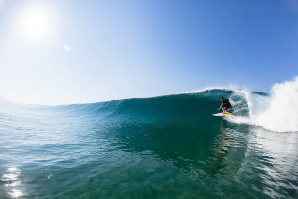 Surfař surfování jezdí modrá vlna — Stock fotografie