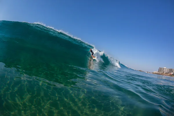 Mavi dalga sörf sörfçü rides — Stok fotoğraf