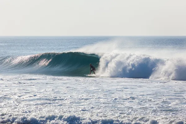 Sörf sörfçü binmek içi boş dalga özledim — Stok fotoğraf