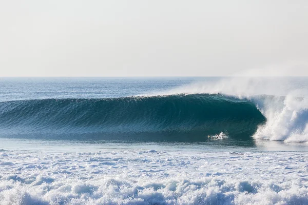 Sörf sörfçü kaçış kurulu mavi içi boş dalga — Stok fotoğraf