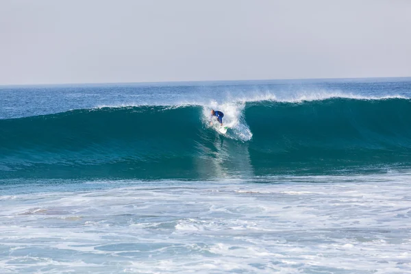 Surfing Surfer Rides Blue Wave — Stock Photo, Image