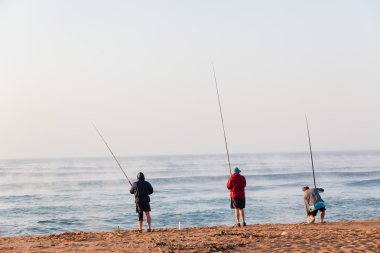 Balıkçılar deniz sis plaj