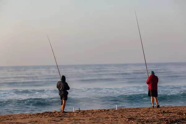 Rybáři pláž moře mlhy — Stock fotografie